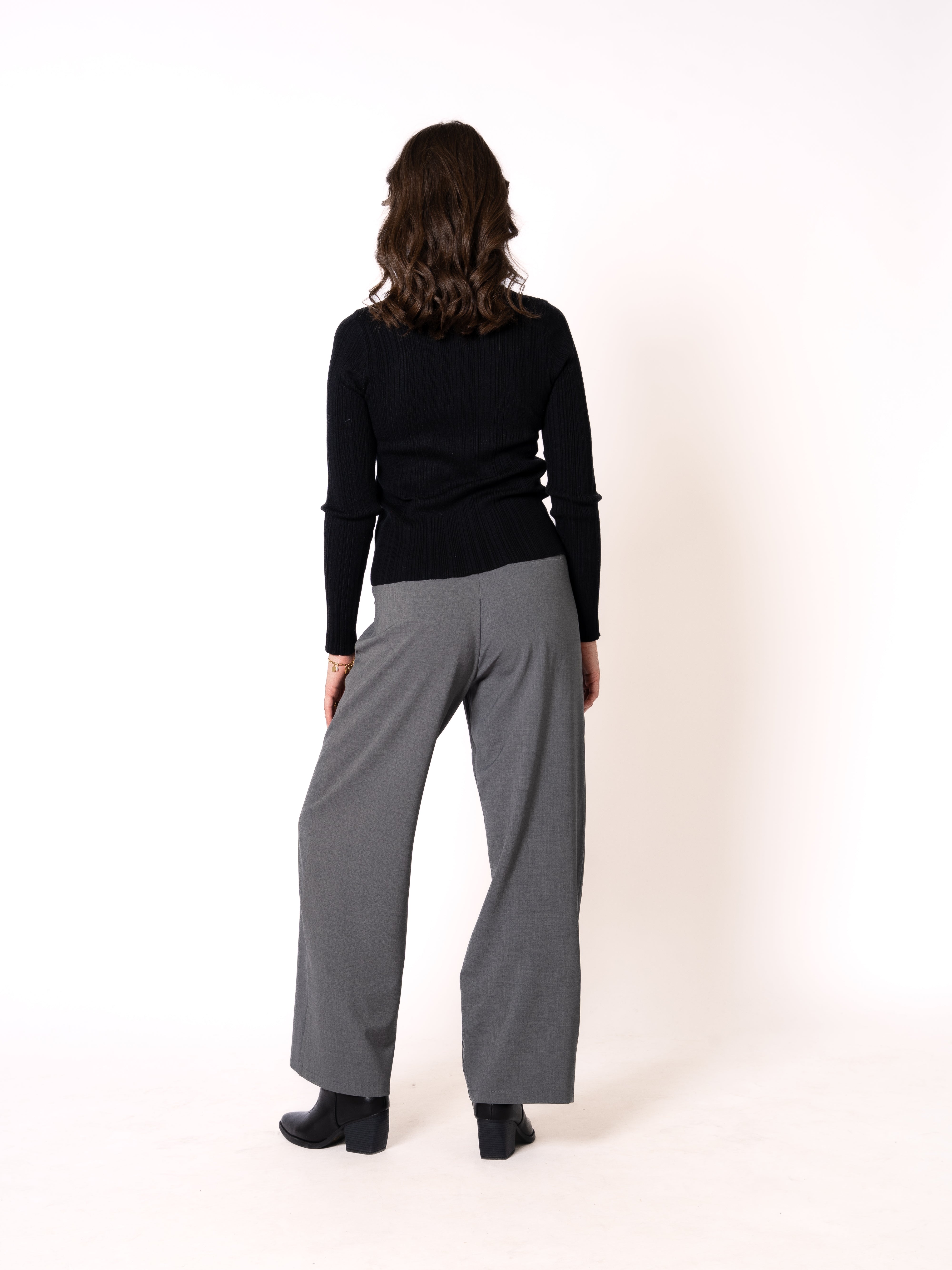 Ellara Ribbed Knit Longsleeve - Schwarz