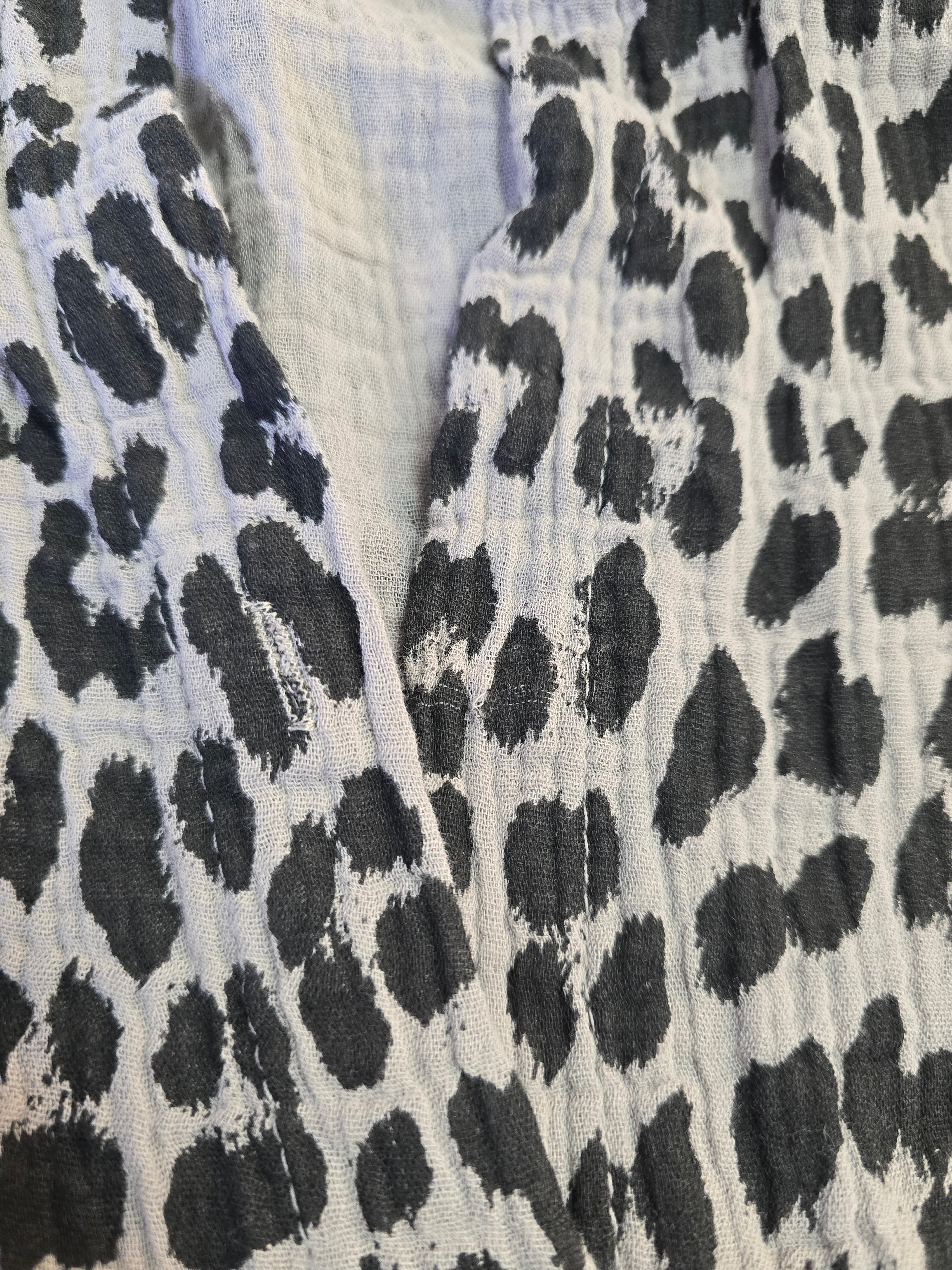 LUCKY DEAL 2095 Leo Musselin Playsuit - Grau mit Schwarz - vom Umtausch ausgeschlossen -